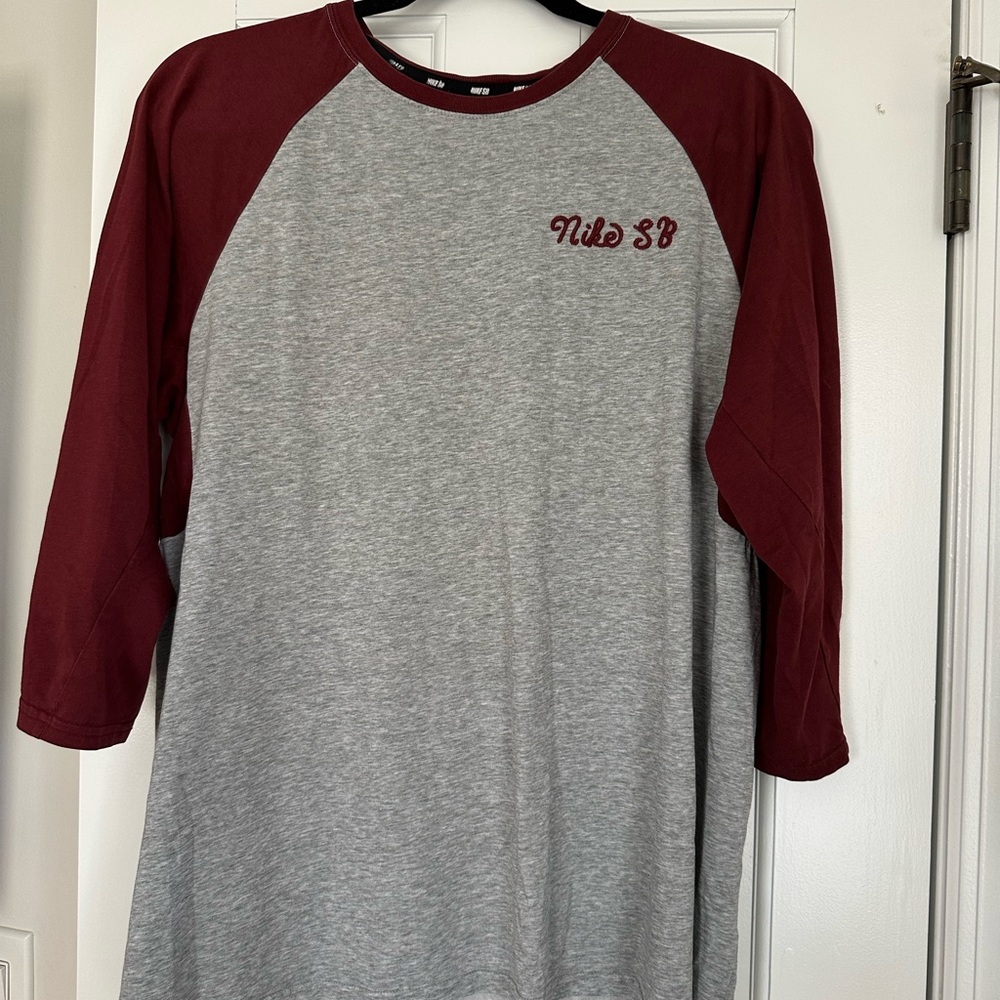 Nike SB Men's Gray and Maroon Baseball T-shirt